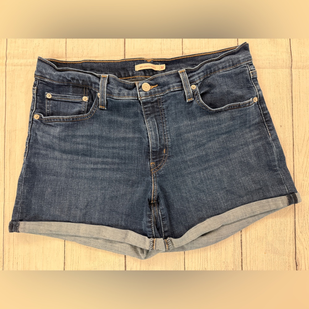 Levis ladies sz 32 Vintage-Inspired Med. Wash Denim Women's Shorts